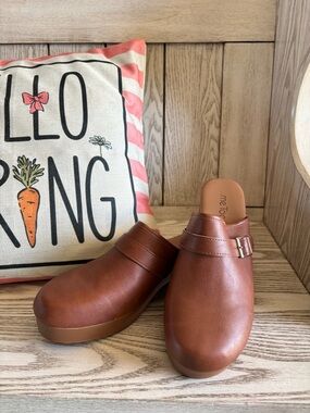 me too brown slip-on mule with textured sole nwot